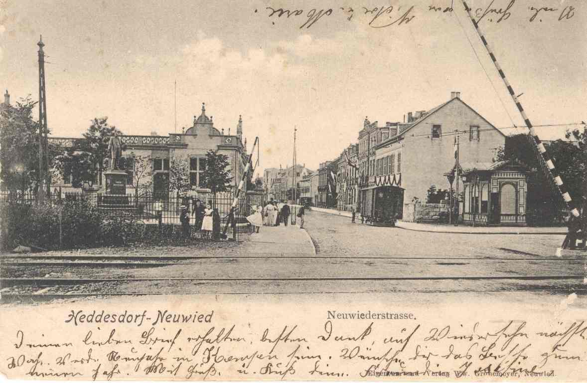 1903: Blick auf Heddesdorf (Heddesdorfer Str.), links das Raiffeisendenkmal und dahinter die Raiffeisen Zentralstelle.